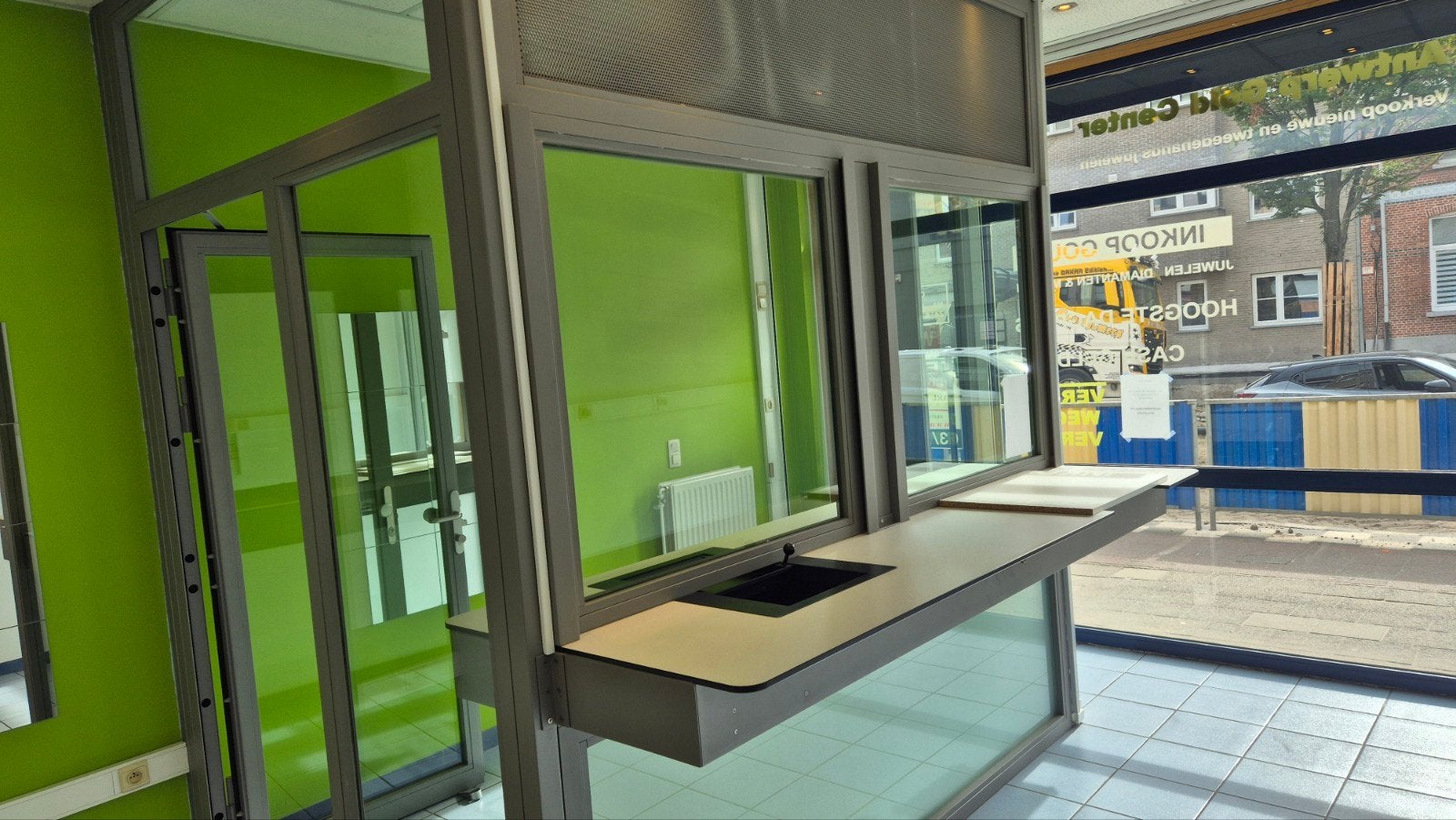 Beveiligingsbalie winkel juwelier, Ophalen