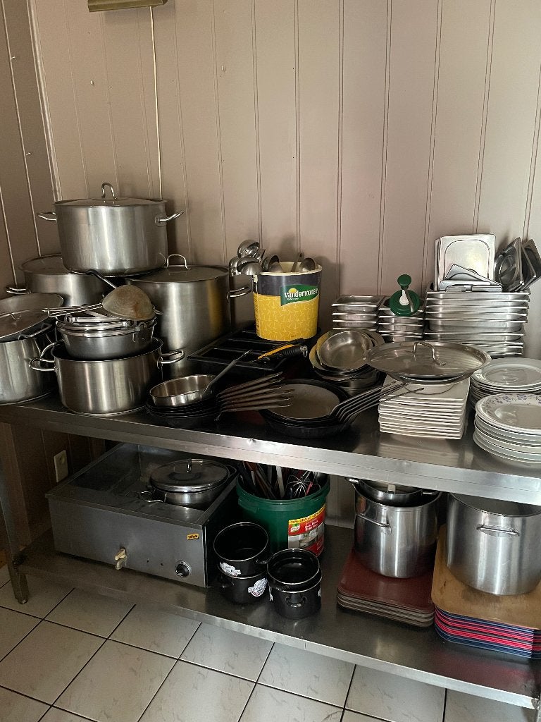 Lot pannen potten borden tafel kastje, Ophalen, Gebruikt, Fornuis, Frituur en Grillen