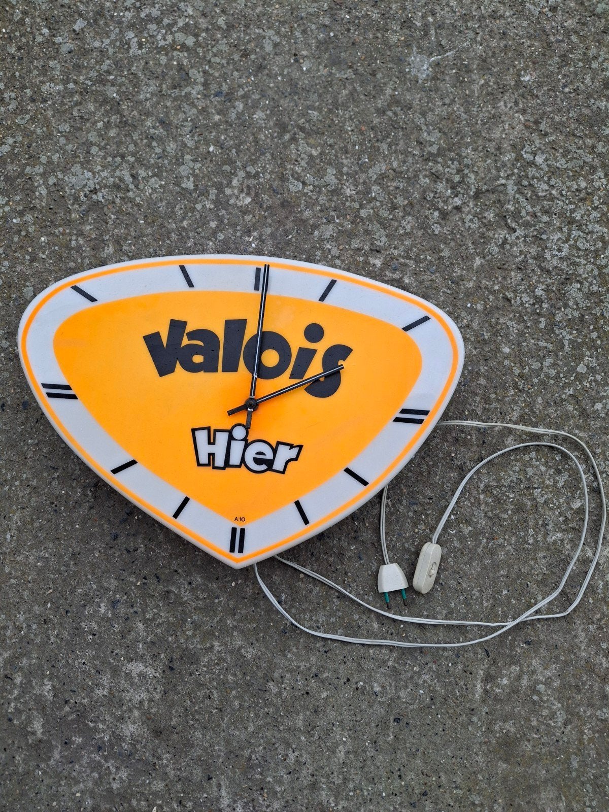 Valois Ici wandklok 60-70 jaren, Verzamelen, Speldjes, Pins en Buttons, Ophalen