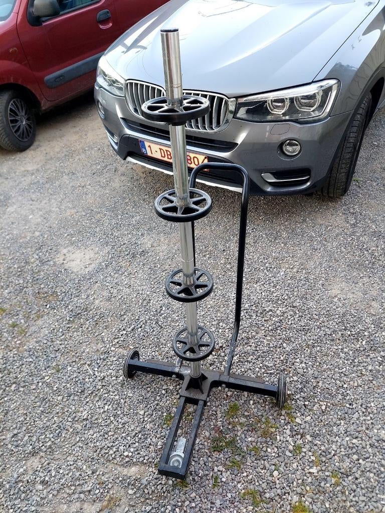 Chariot à roulette pour roue. 20€  0488.319.605