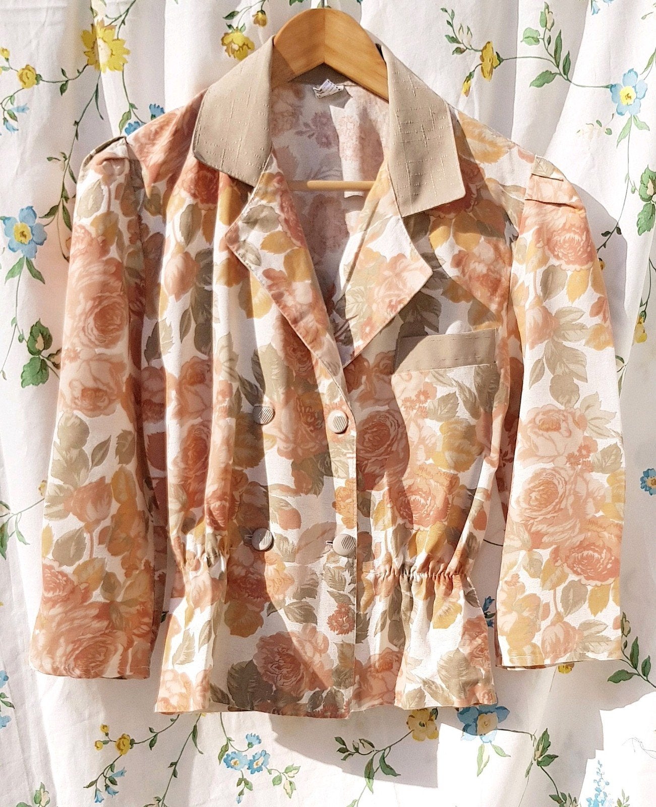Romantische vintage top in ROSES, Kleding | Dames, Topjes, Maat 38/40 (M), Beige, Ophalen of Verzenden, Zo goed als nieuw