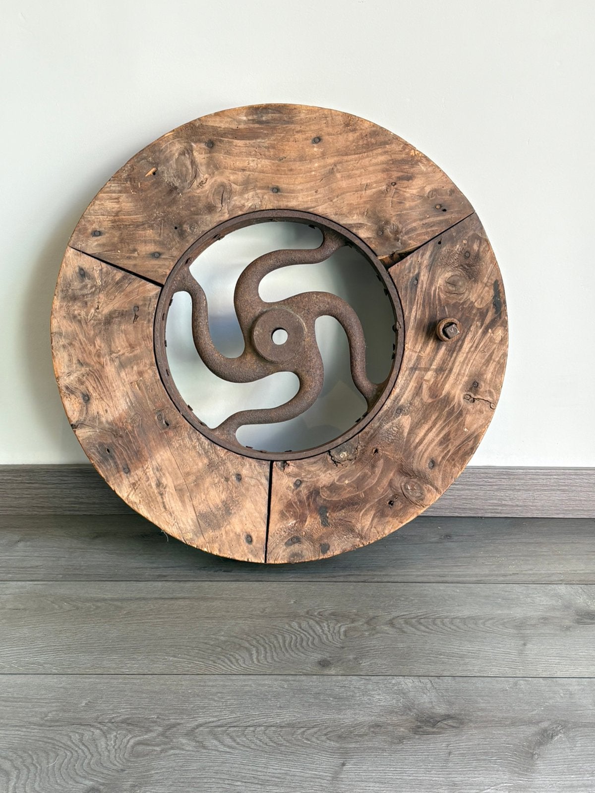 Mooi antiek wiel van hout en gietijzer, Antiek en Kunst, Ophalen