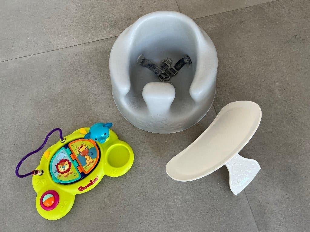 Bumbo zitje met tafeltje en speeltje, Kinderen en Baby's, Kinderstoelen, Ophalen, Zo goed als nieuw, Overige typen, Afneembaar eetblad