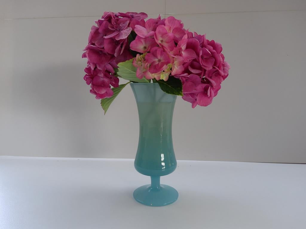Blauw opalinevaasje.  Hoogte: 18 cm, Ophalen of Verzenden