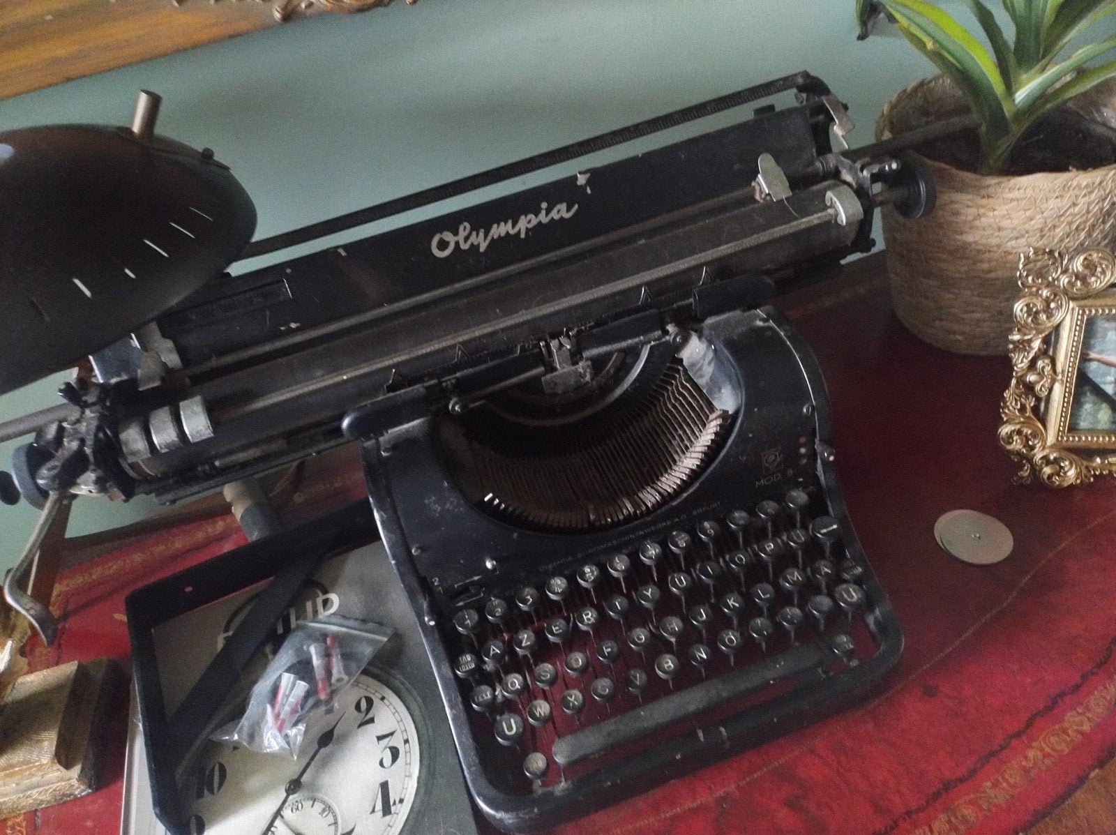 0473 93 35 21 Persoon Van Antiek Tijpmachiene azerty., Diversen, Typemachines, Ophalen, Zo goed als nieuw