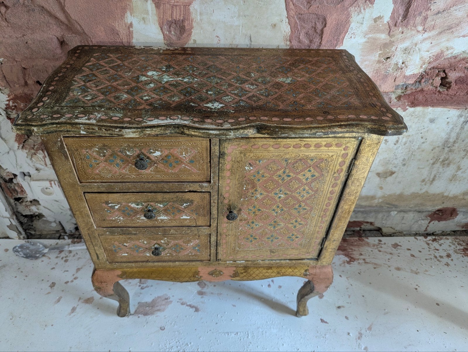 Table de chevet en bois doré & polychrome de style florentin, Métal, 25 à 50 cm, Avec tiroir(s), Enlèvement