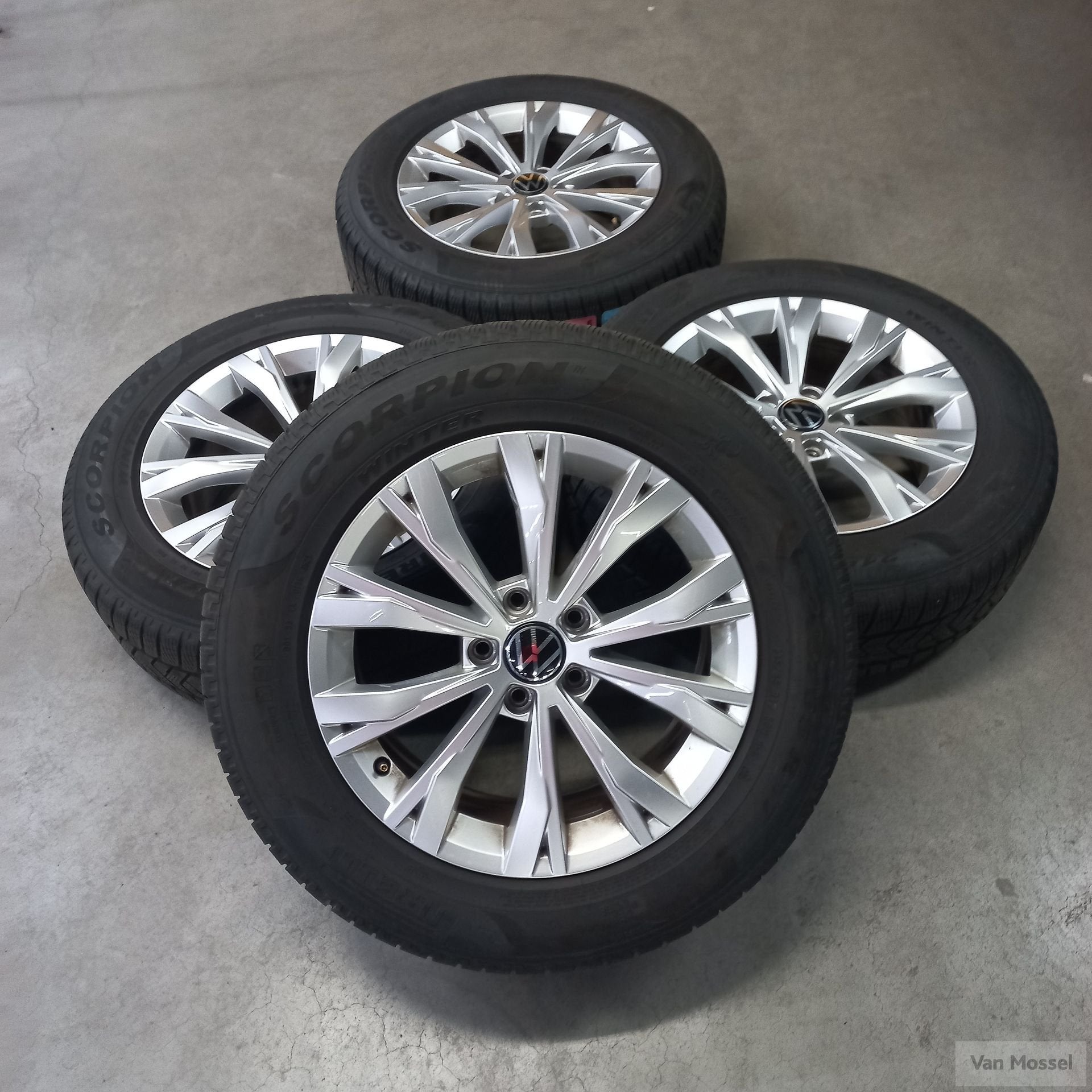 Volkswagen Tiguan Pirelli Scorpion WInter 215/65/R17 99H, Auto-onderdelen, Banden en Velgen, -, -, Banden en Velgen, 17 inch