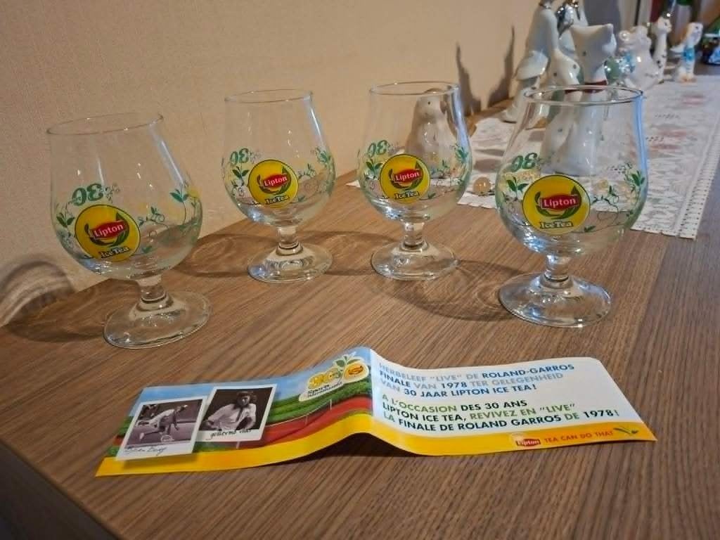 4 Vintage Lipton Ice Tea bolglazen op voet, Ophalen of Verzenden, Zo goed als nieuw, Frisdrankglas
