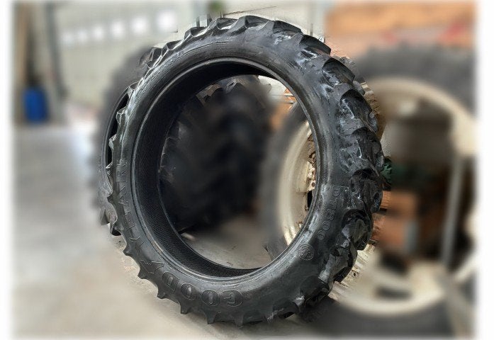 Pneu de tracteur Goodyear DT800 320/90R50 monté sur jante