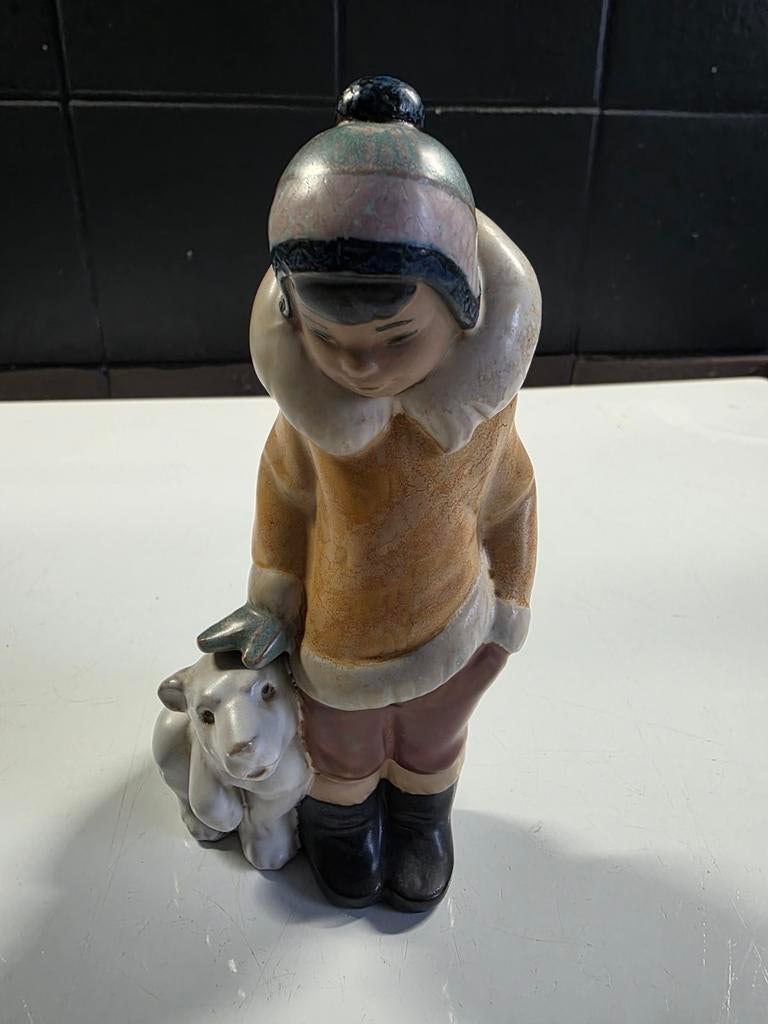 Boy with polar bear cup. Lladro. Juan Huerta, Ophalen of Verzenden