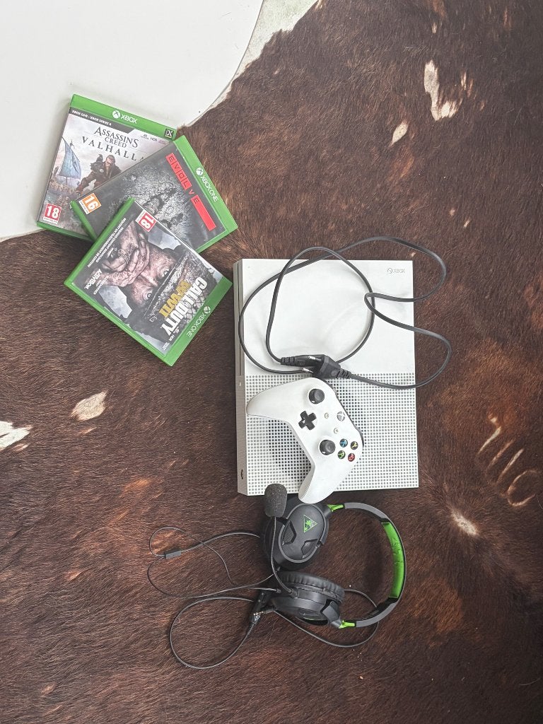 Xbox One S 1 TB + controller, headset & 3 games, Games en Spelcomputers, Spelcomputers | Xbox One, Ophalen, Xbox One S, 1 TB, Met 1 controller