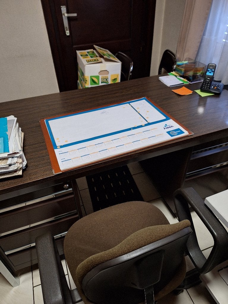 Te koop: stevig bureau met vast ladenblok - Enkel ophalen, Huis en Inrichting, Bureaus, Ophalen, Opbergruimte, Gebruikt, Hout