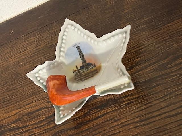 Cendrier en porcelaine orné d'une pipe. Souvenir de Bruges, Enlèvement