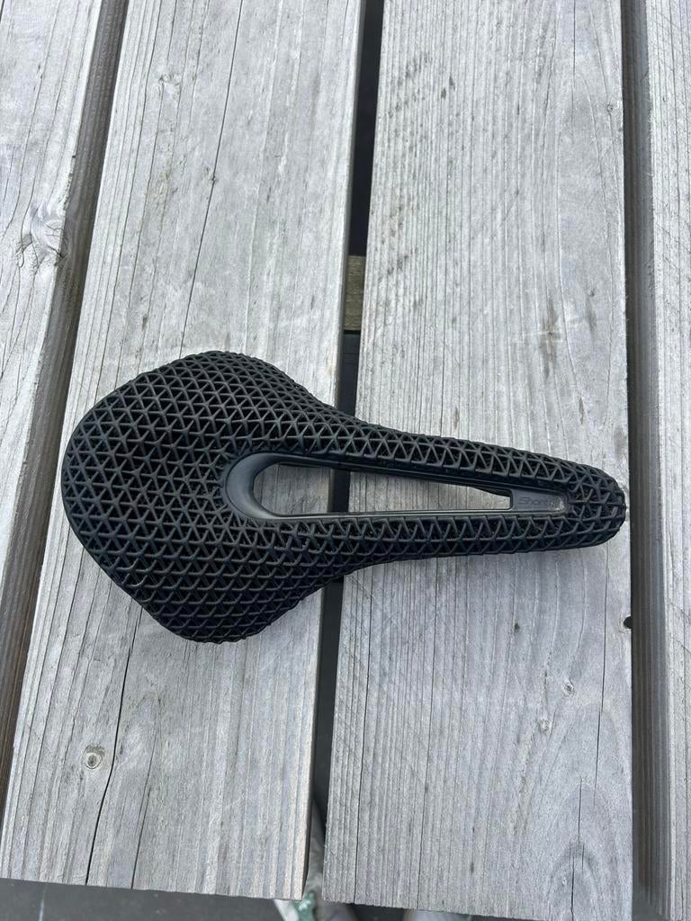 SAN MARCO SHORTFIT 2.0 3D OPEN-FIT RACING NARROW ZADEL ZWART, Ophalen of Verzenden, Zo goed als nieuw