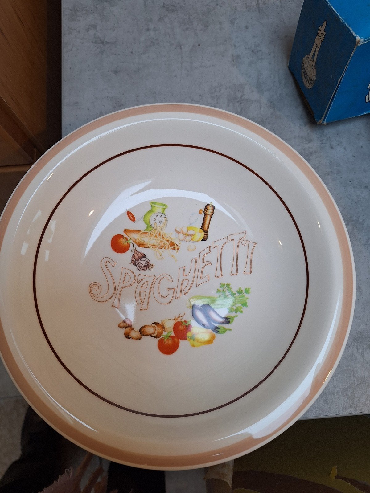 4 assiettes à spaghettis, Enlèvement