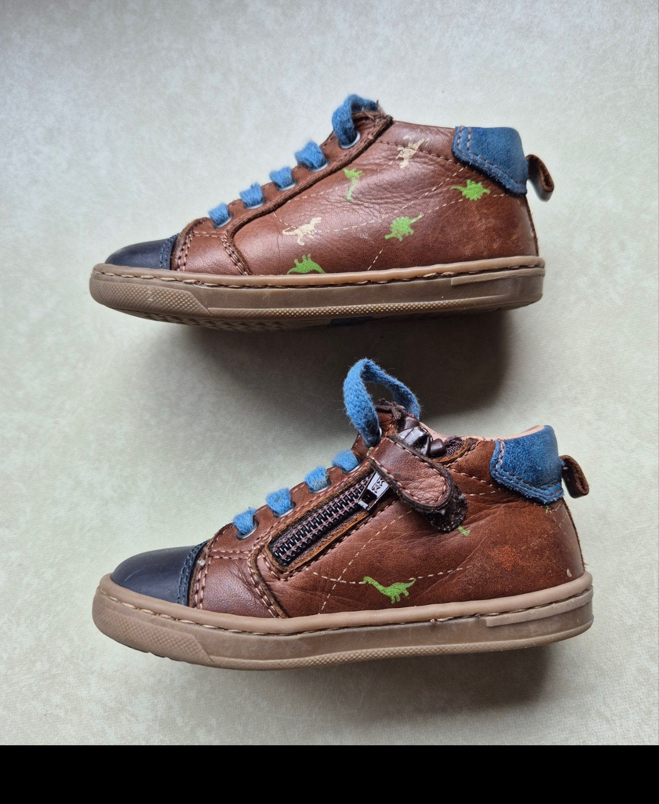 Eerste stapschoenen met dino's in camel / blauw - Maat 21, Kinderen en Baby's, Kinderkleding | Schoenen en Sokken, Ophalen of Verzenden