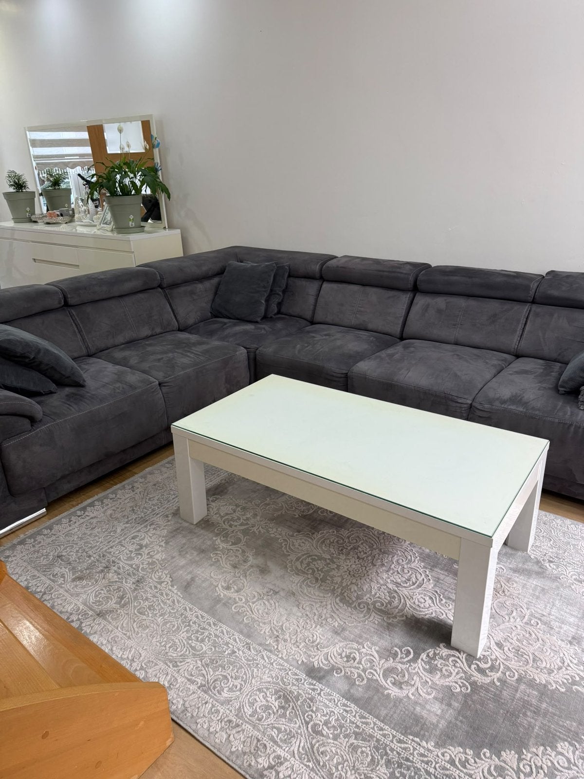 Canapé d'angle gris moderne + table basse blanche — 500€, Enlèvement, Comme neuf, Tissus