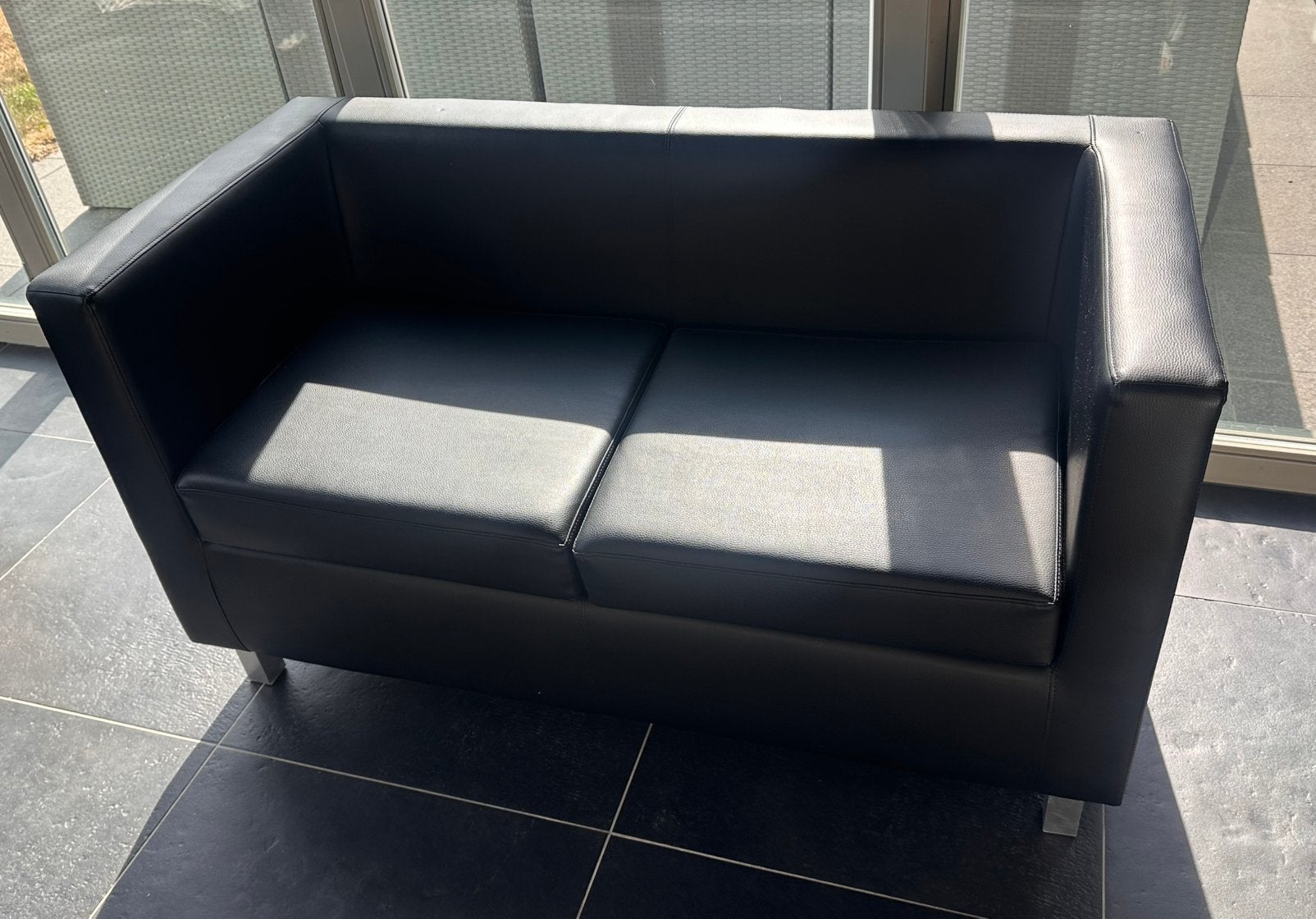 Moderne kunstlederen zetel in zeer goede staat, Huis en Inrichting, Ophalen, Minder dan 75 cm, Tweepersoons, Zo goed als nieuw