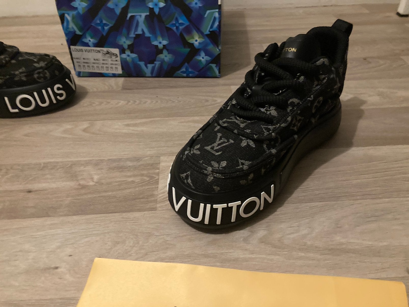 Louis Vuitton Sneakers maat 45, Zwart, Nieuw, Ophalen of Verzenden, Sneakers