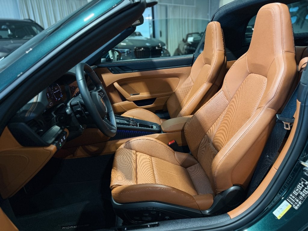 Porsche 911 992.2 Targa 4 GTS | PTS Vert forêt métallisé, Cuir, Achat, Euro 6, Entretenue par le concessionnaire