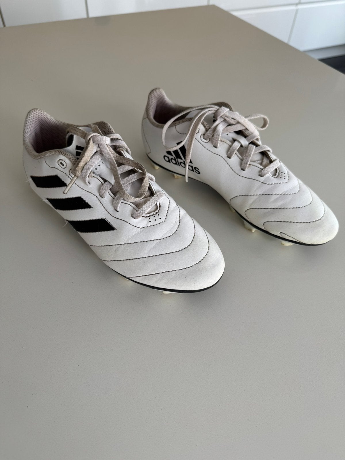 Chaussure de football Adidas - taille 38 2/3, Sports & Fitness, Football, Enlèvement, Utilisé, Chaussures