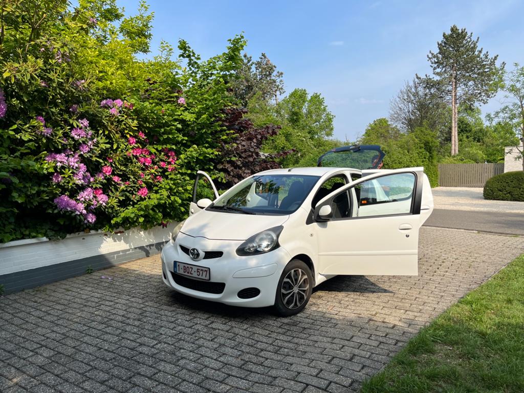 Toyota Aygo – Eerste eigenaar – Zuinig - 2011 – 5 deuren, Auto's, Toyota, Voorwielaandrijving, Stof, Elektrische ramen, Wit