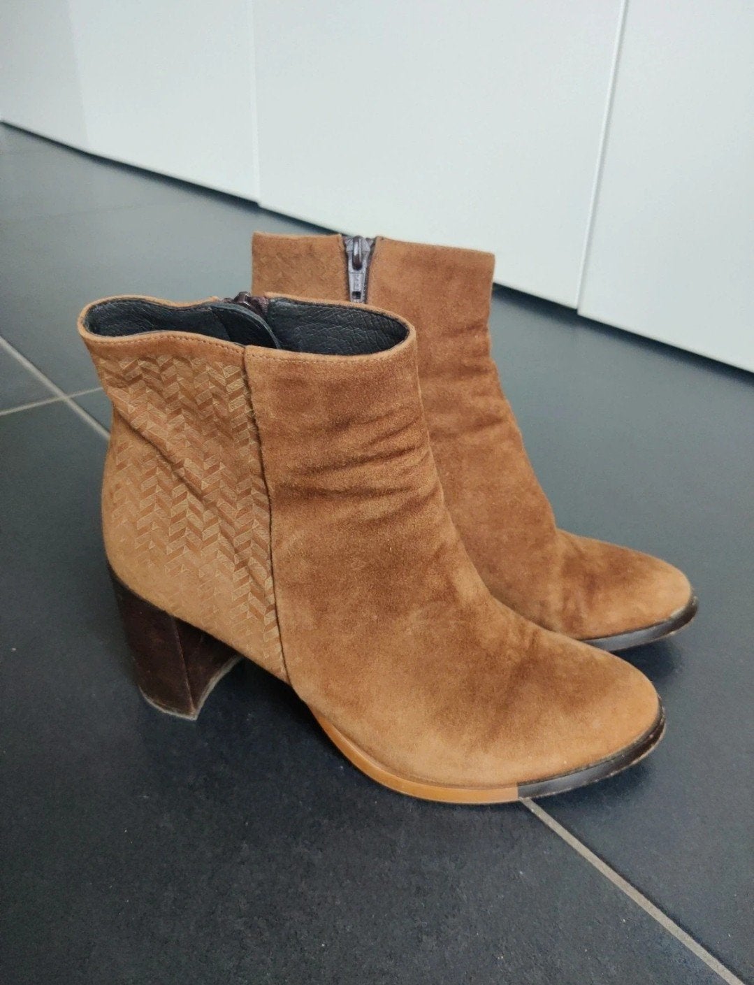 Zinda Suède Enkellaarsjes • Cognac met Gevlochten Hiel • Maa, Kleding | Dames, Ophalen of Verzenden