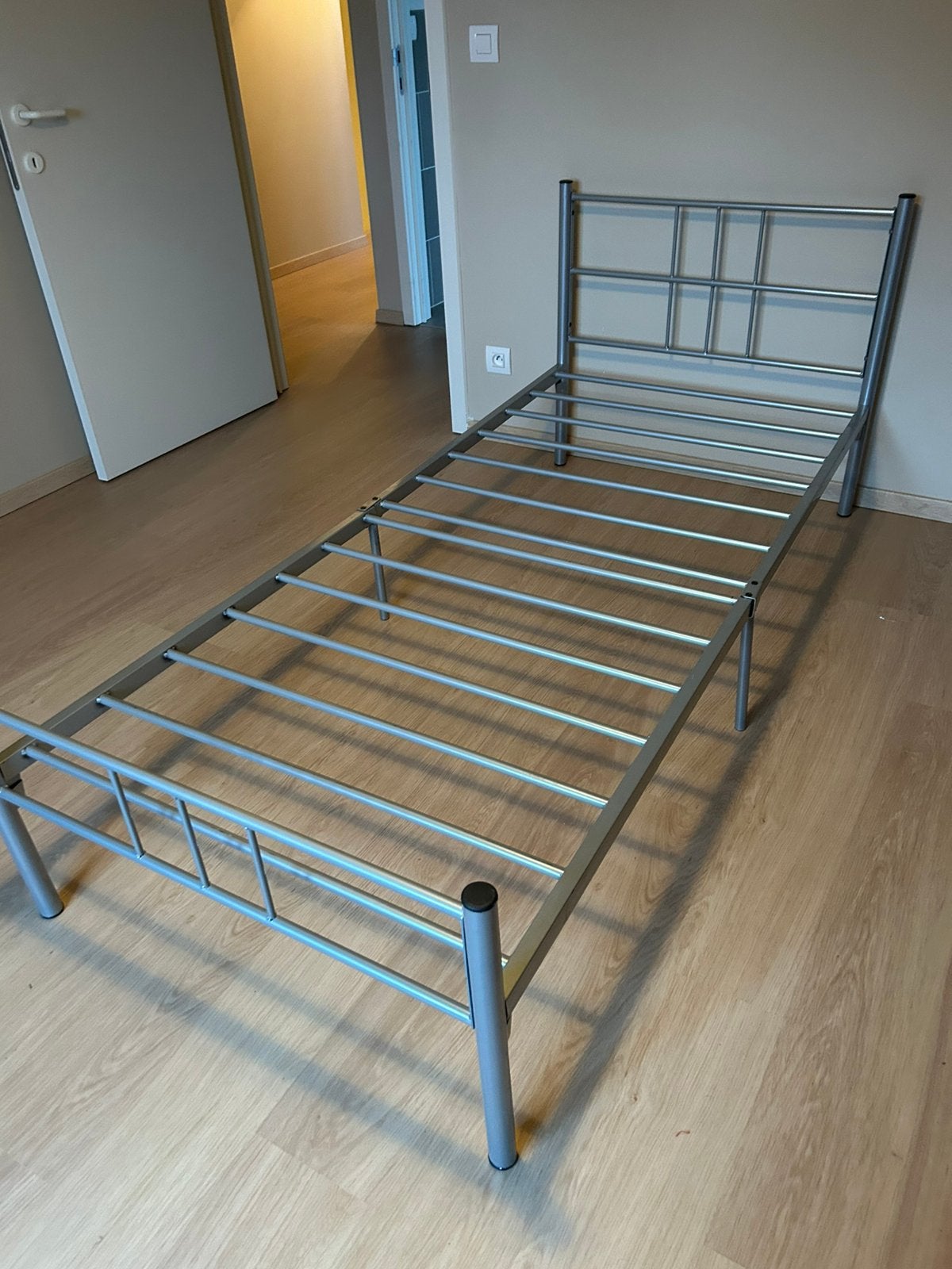 Metalen bed, Huis en Inrichting, Ophalen, Zo goed als nieuw