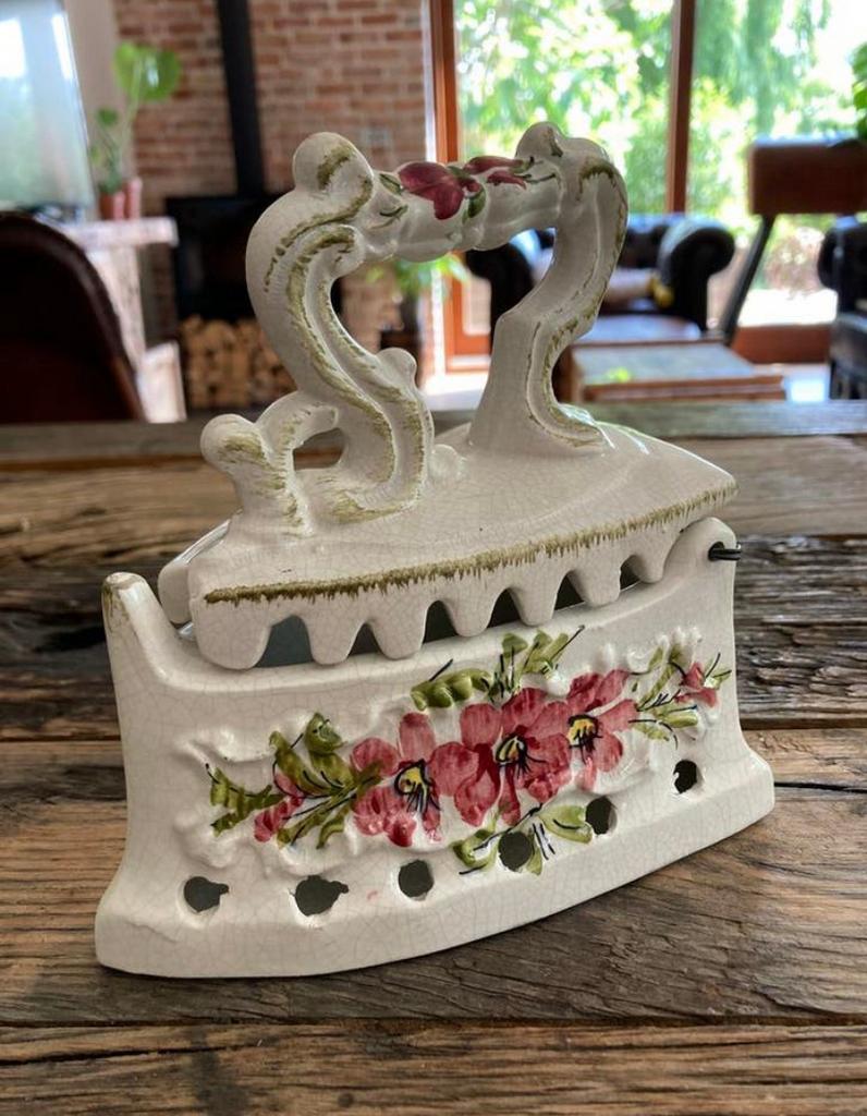 Keramisch vintage beeld strijkijzer – Fleurs de lavande, Ophalen of Verzenden