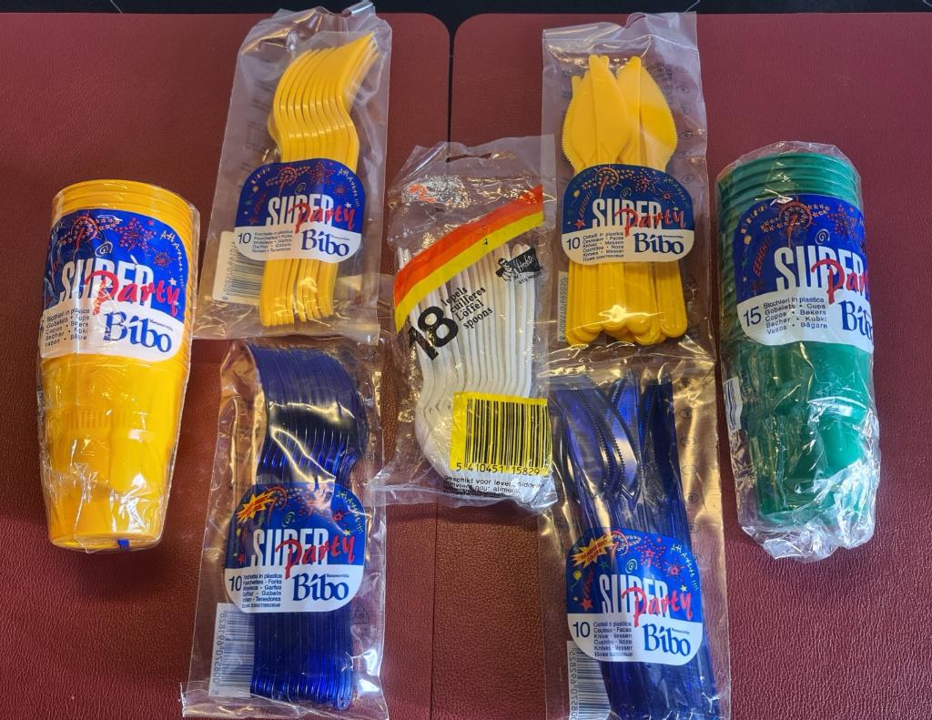 Set van 30 plastic bekers en 58 bestek, Huis en Inrichting, Ophalen of Verzenden, Nieuw, Overige materialen, Bestekset