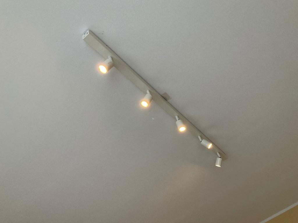 LED rail met 5 spots , wit., Huis en Inrichting, Lampen | Spots, Ophalen, Led, Metaal of Aluminium, Zo goed als nieuw