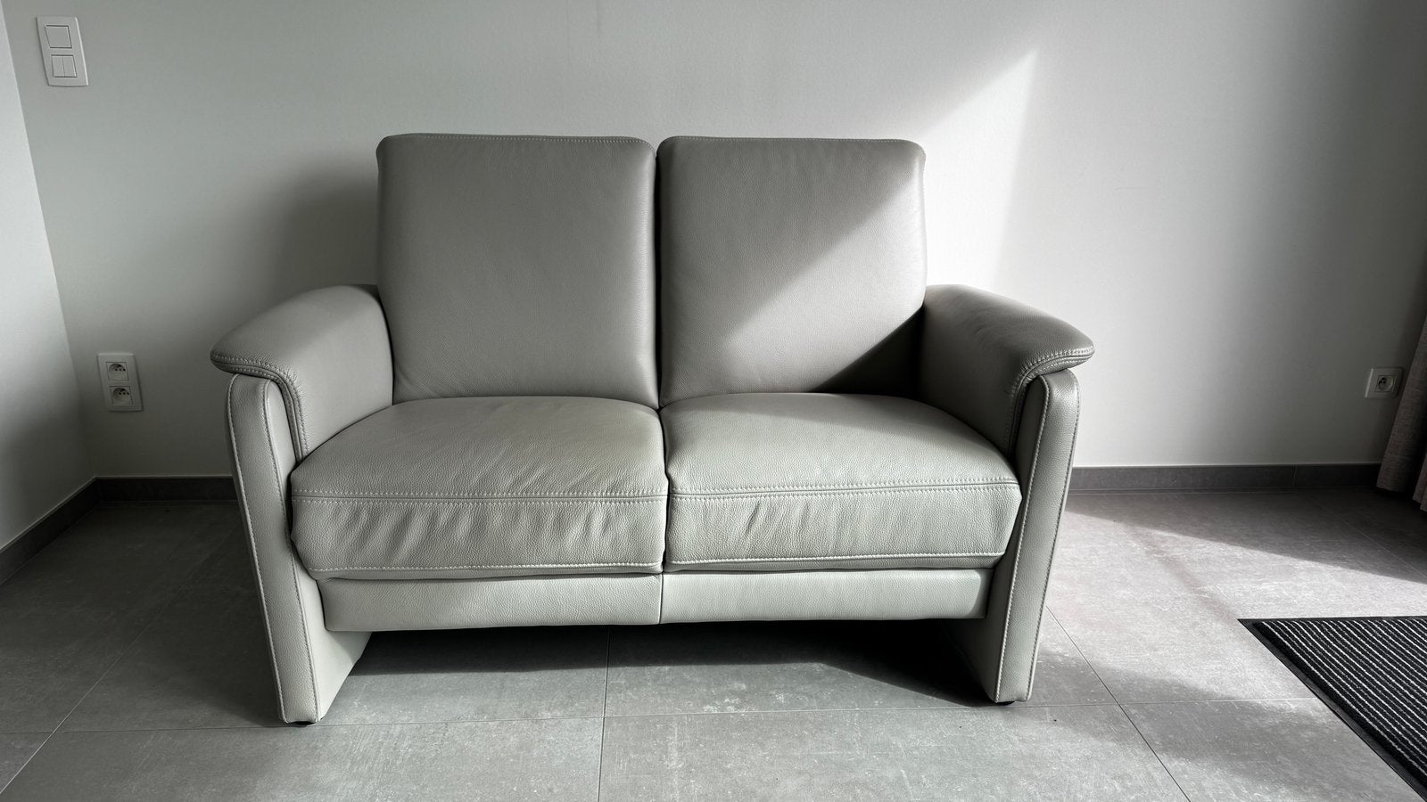2x tweezit zetel in echt leder, Maison & Meubles, Canapés | Salons, Moins de 150 cm, Banc droit, Enlèvement, Neuf
