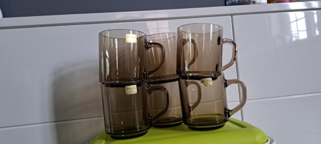Retro Arcoroc mokken van gerookt bruin glas, Ophalen, Nieuw, Overige typen