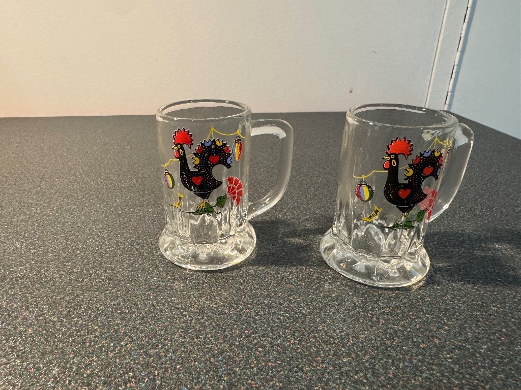 2 verres à gobelet vintage avec coq noir — verres à liqueur, Enlèvement, Comme neuf, Verres et Verres à shot
