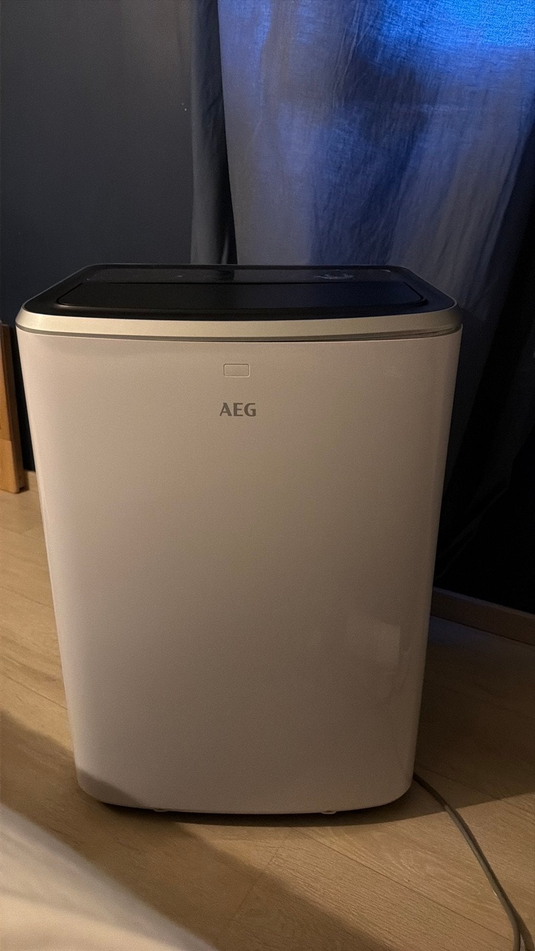 Mobiele airco AEG AXP26U338BW, Elektronische apparatuur, Airco's, Ophalen, Zo goed als nieuw, Mobiele airco, Afstandsbediening
