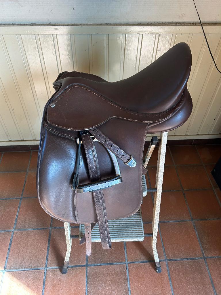 Bates dressuurzadel wide te koop, Dieren en Toebehoren, Paarden en Pony's | Zadels, Ophalen of Verzenden, Zo goed als nieuw, Dressuur
