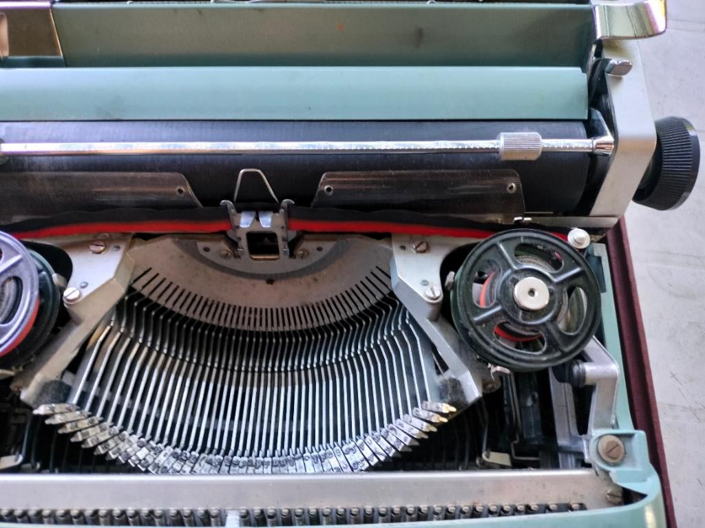Machine à écrire rare avec étui Olivetti Studio 44, Antiquités & Art, Enlèvement