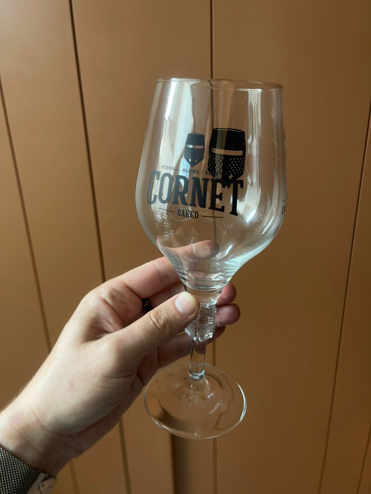 Twee Cornet Oaked bierglas op voet - Uitstekende staat, Ophalen of Verzenden, Zo goed als nieuw, Bierglas