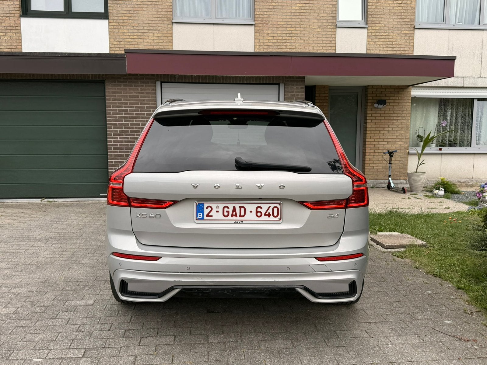 Volvo XC60 B4 Mild Hybrid R-Design – Full Option – 65.000 km, Auto's, Automaat, Leder en Stof, Beige, Bedrijf