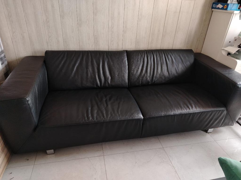 URGENT 2 canapés 3 places en cuir noir pieds couleur inox, Maison & Meubles, Canapés | Salons, Utilisé, Banc droit, Trois personnes
