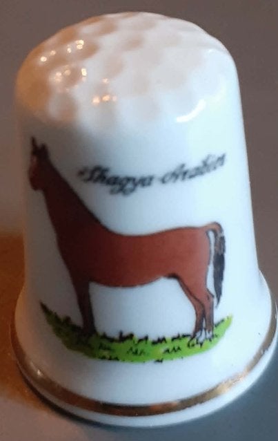 desa coudre de collection cheval shagya arabie (8), Collections, Dés à coudre, Enlèvement ou Envoi, Porcelaine