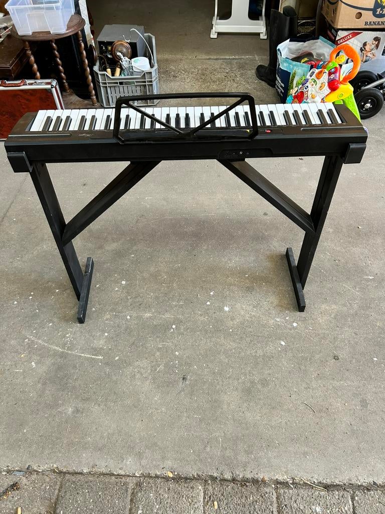 Kinderpiano staander is zelfgemaakt, Muziek en Instrumenten, Ophalen, Zo goed als nieuw