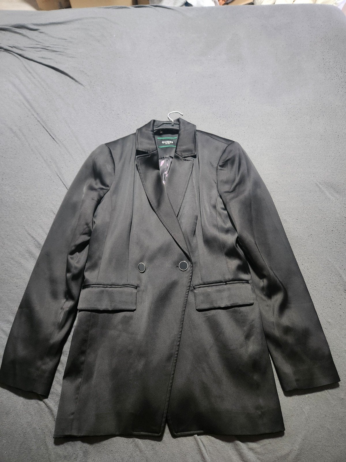 Blazer satin guess, Enlèvement