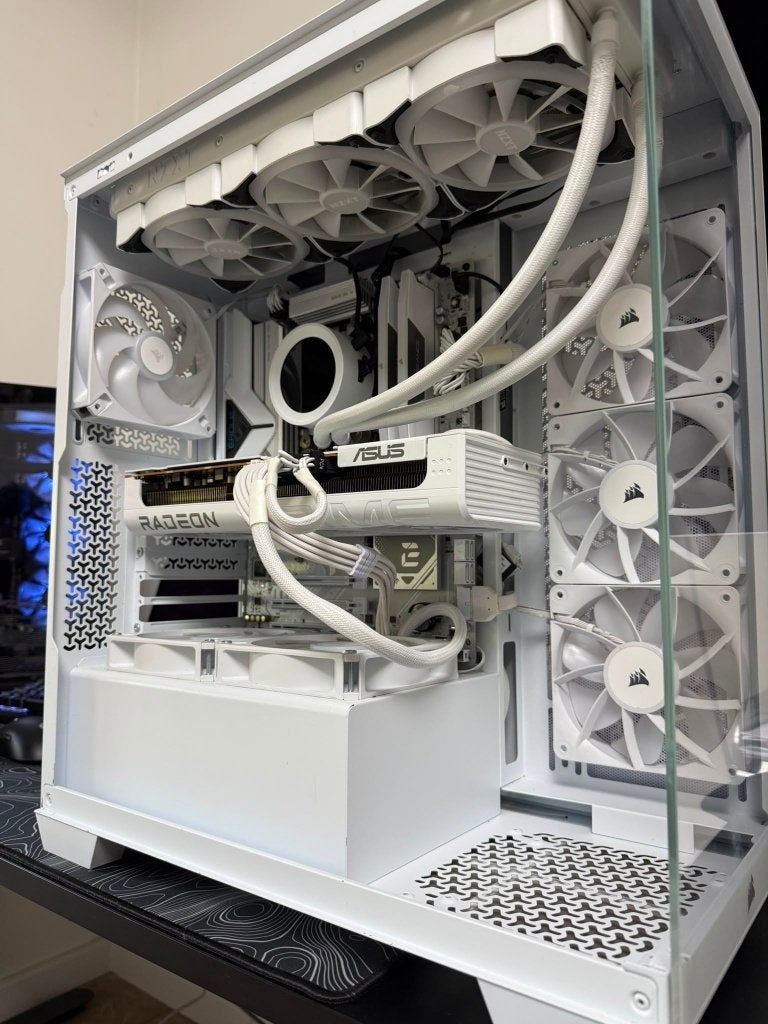 Pc gamer 9070xt & 7 9800X3D & 32Gb ddr5, Ophalen, Zo goed als nieuw, SSD