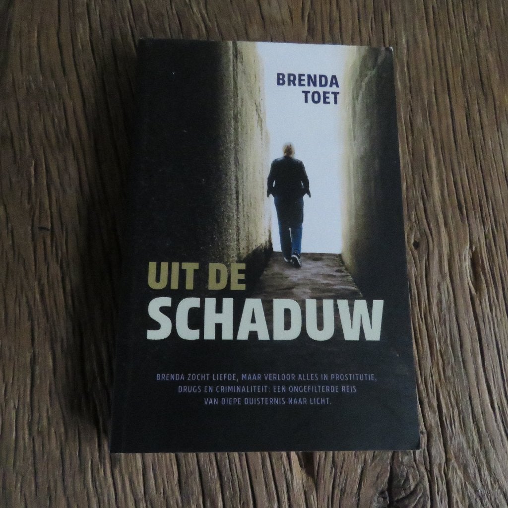Brenda Toet Uit de schaduw Waargebeurd!, Boeken, Ophalen of Verzenden