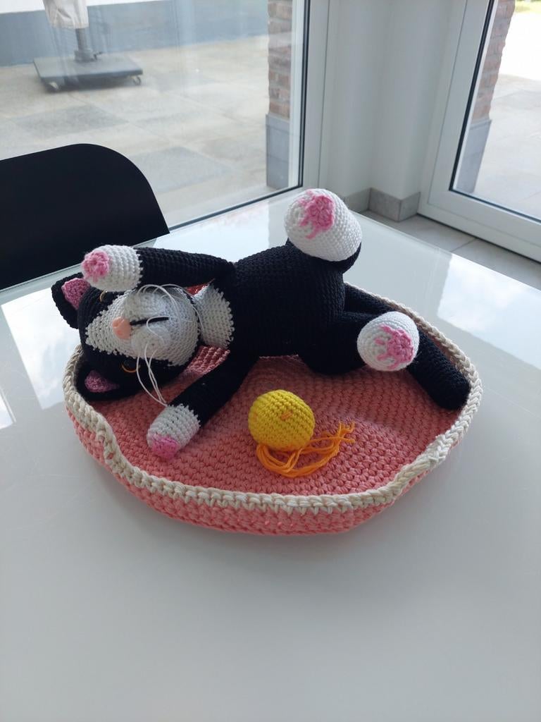 Amigurumi spelende poes in mandje met speeltje, Hobby en Vrije tijd, Ophalen