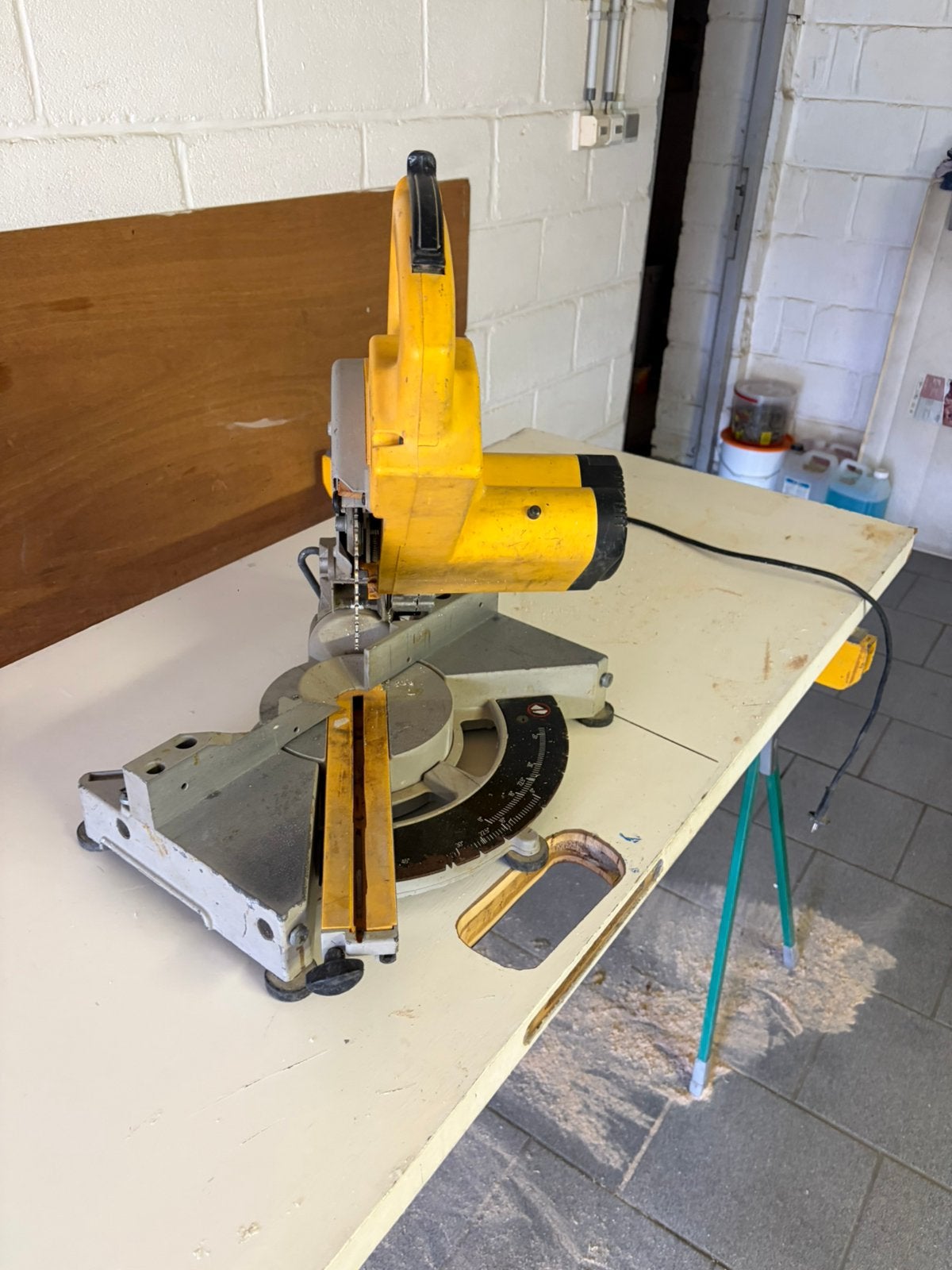 Scie dewalt en bon etat, Bricolage & Construction, 600 à 1200 watts, Scie à onglet, 30 à 70 mm, Enlèvement