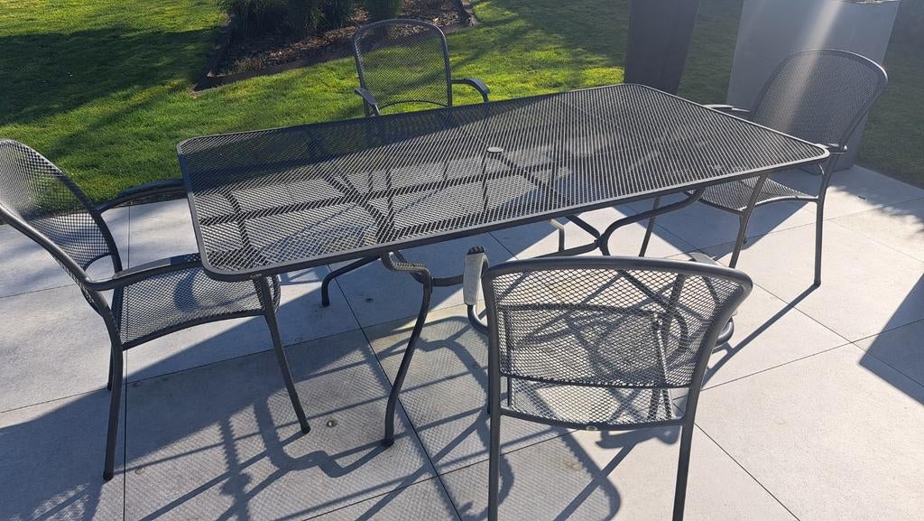 Table et 8 chaises métalliques de jardin