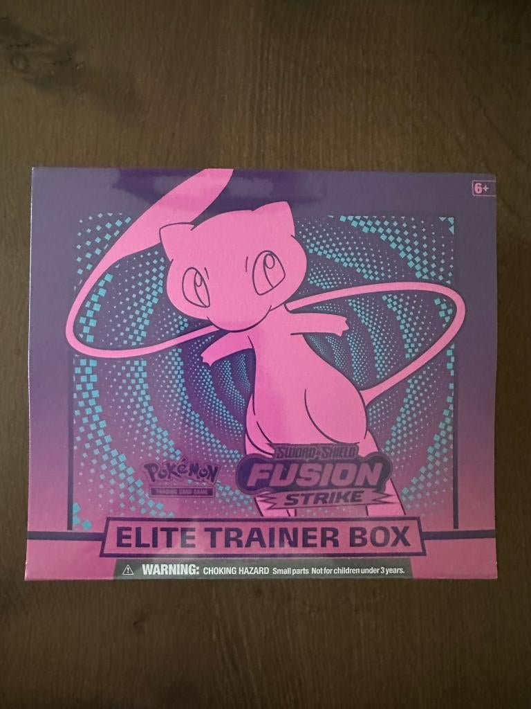 Fusion Strike Etb, Hobby en Vrije tijd, Verzamelkaartspellen | Pokémon, Ophalen of Verzenden, Nieuw, Boosterbox