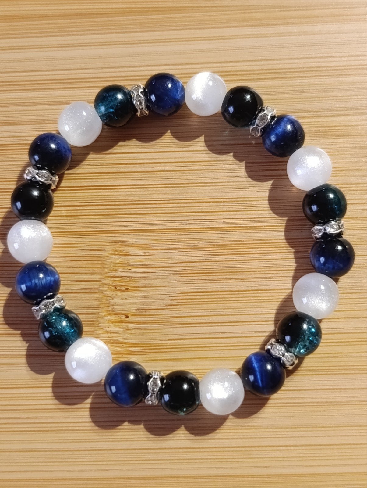 Bracelet femme élastique bleu et blanc, Bijoux, Sacs & Beauté, Bracelets, Élastique, Avec bracelets à breloques ou perles, Comme neuf